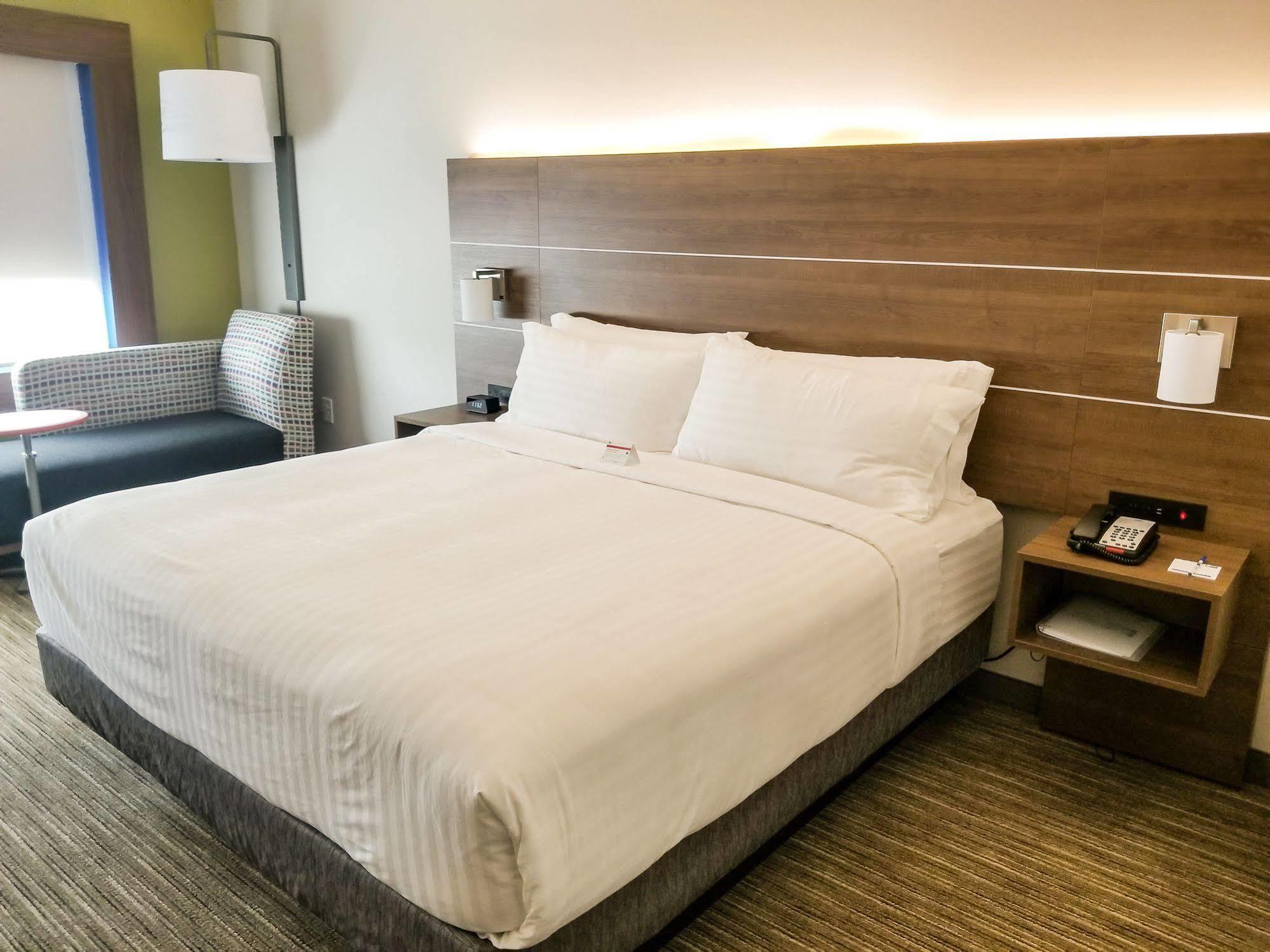 Holiday Inn Express & Suites - Charlotte Ne - University Area, An Ihg Hotel Exteriör bild